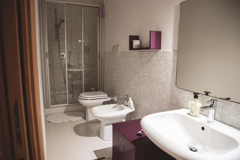Bathroom 2, Accogliente Casa Livorno, Livorno