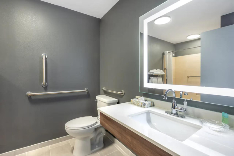 Bathroom 4, Suburban Studios Branson On The Strip, Taney