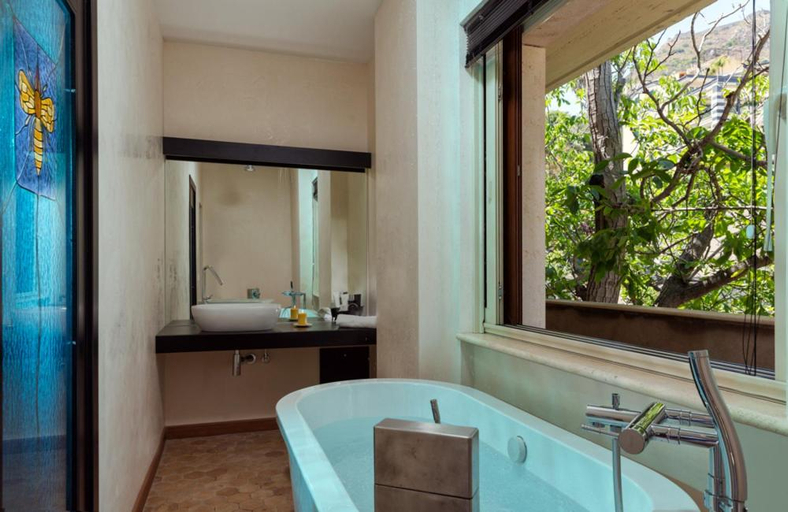 Bathroom 2, Medea Residence, Messina