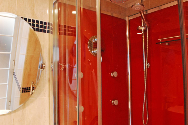 Bathroom 5, Vitrali Suite, Copiapó