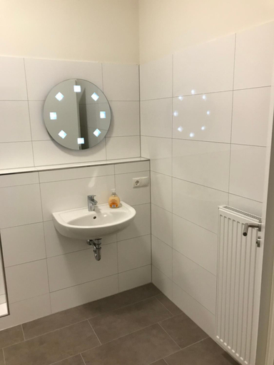 Bathroom 5, Hotel Fame am Hauptbahnhof, Hamburg
