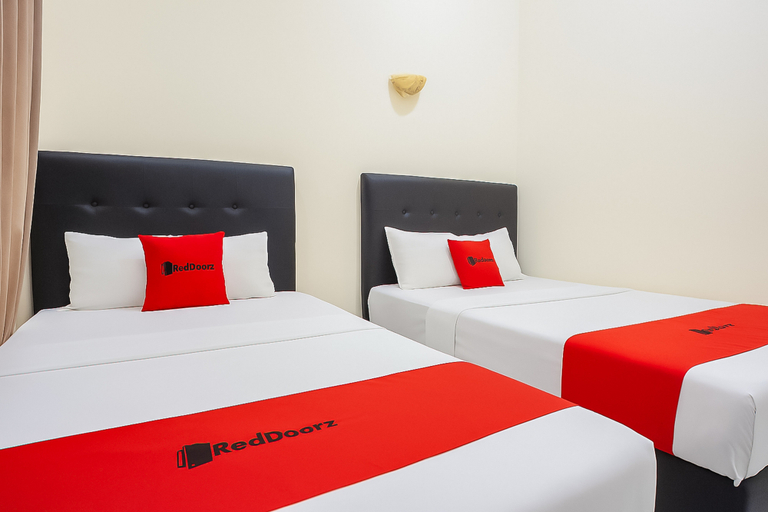 Bedroom 3, RedDoorz Syariah @ Flamboyan Indah Kuningan, Kuningan