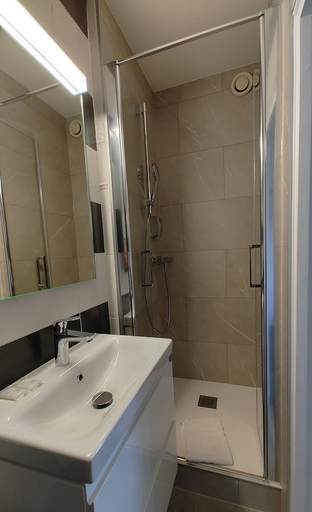 Bathroom 3, Logis Hotel Les Bleuets, Charente-Maritime