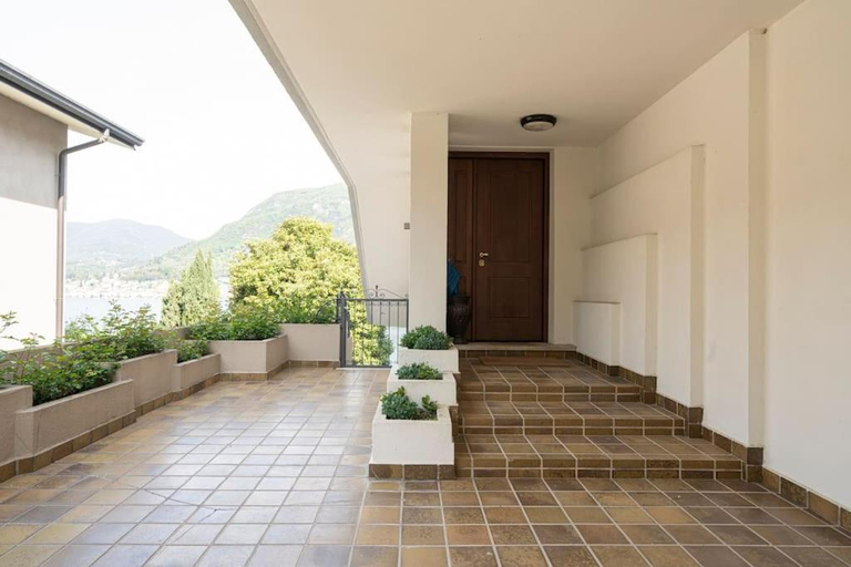 Entrance 5, Villa Magnolie, accesso a lago, Brescia
