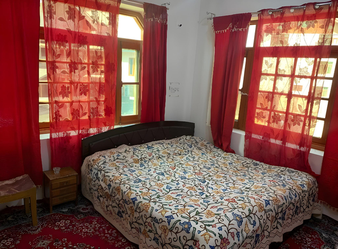 Bedroom 2, Zaitoon Homestay, Srinagar