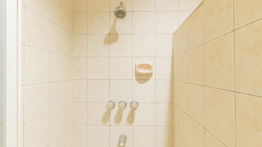 Bathroom, Royal Am Rei Hotel by RedDoorz, Bacolod City