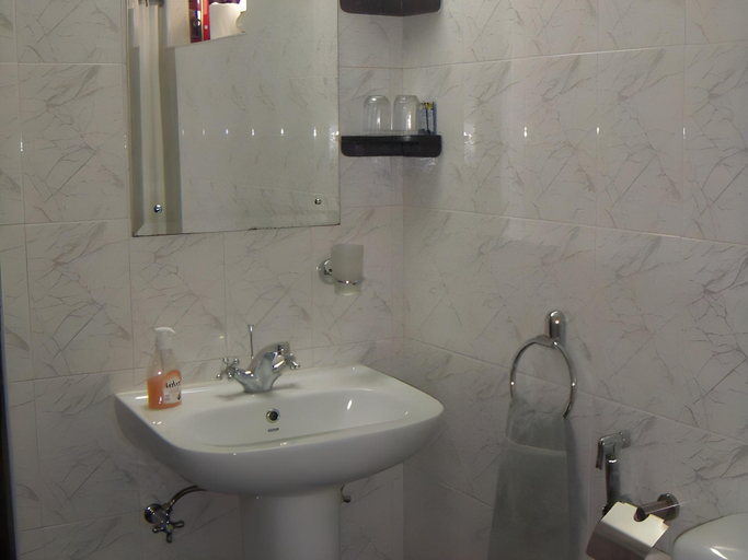 Bathroom 4, Ayubowan Guesthouse, Negombo