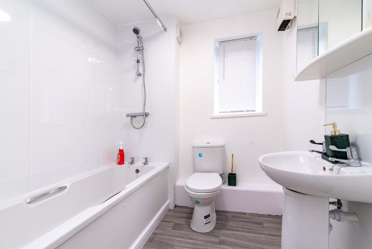 Bathroom, Cosy and Stylish 1 Bedroom Apartment in Coventry, Coventry