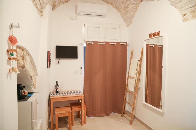 Others 5, Room 20 - Piccola Camera in pietra bianca, Bari