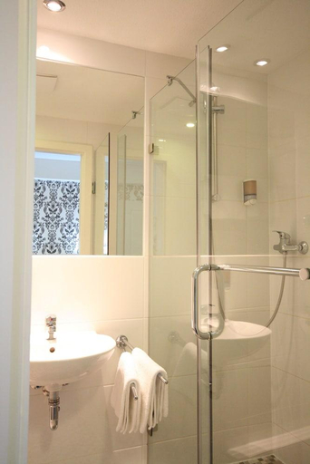 Bathroom 5, Altstadt Hotel, Heidelberg