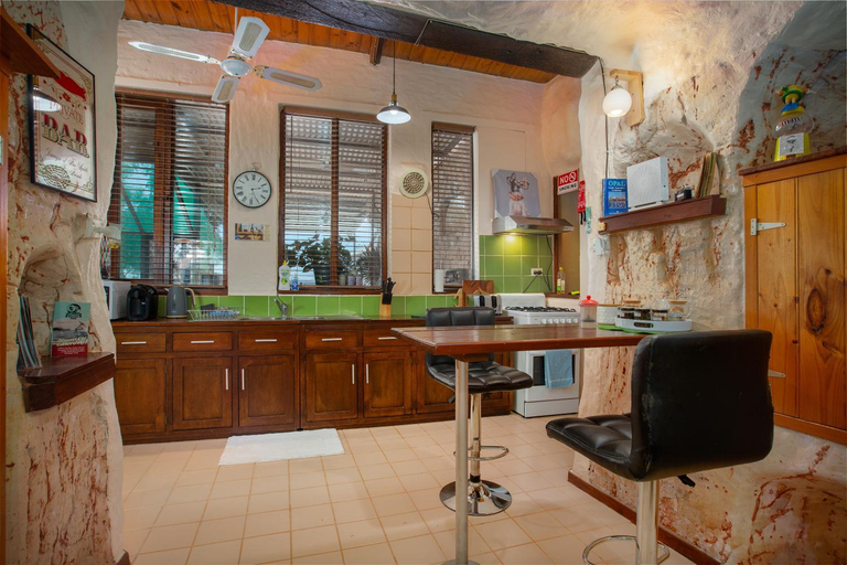 Food & Drinks 4, Di's Dugouts, Coober Pedy