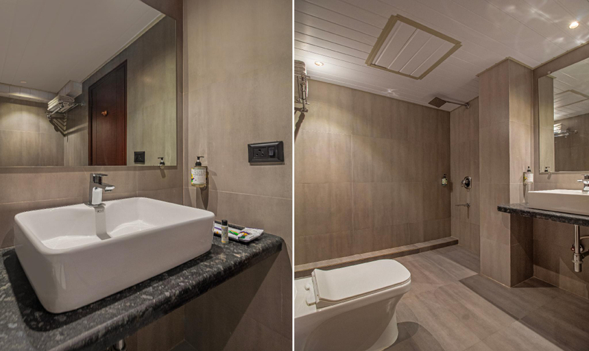 Bathroom 4, Treebo Regency - Bund Garden, Dhole Patil Road, Pune