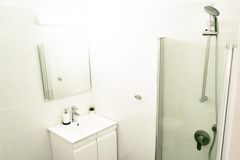 Bathroom, Beit Vardi