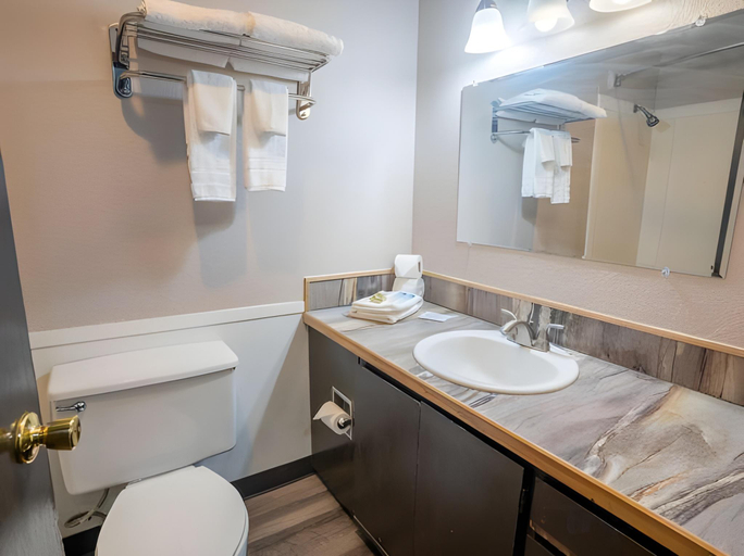 Bathroom 5, Kennewick Suites, Benton