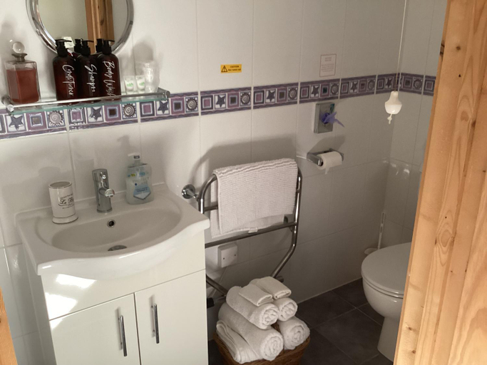 Bathroom 2, Bosvean House Bed & Breakfast, Cornwall