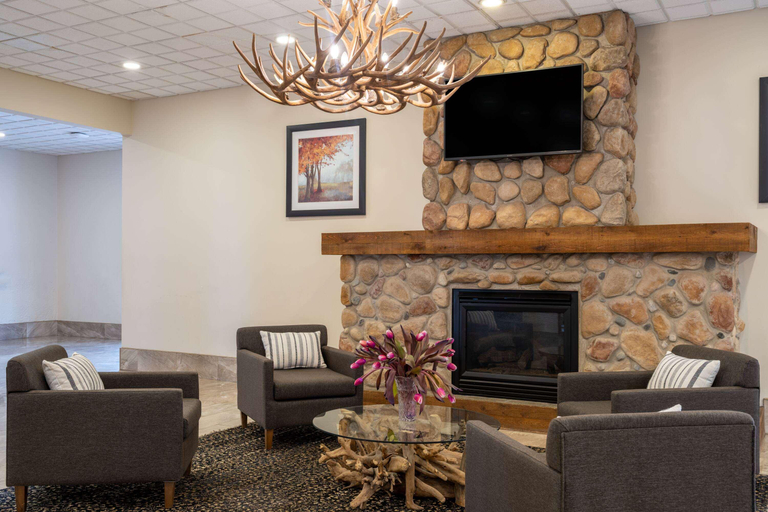 Public Area 2, Ramada by Wyndham Thunder Bay Airlane Hotel, Thunder Bay