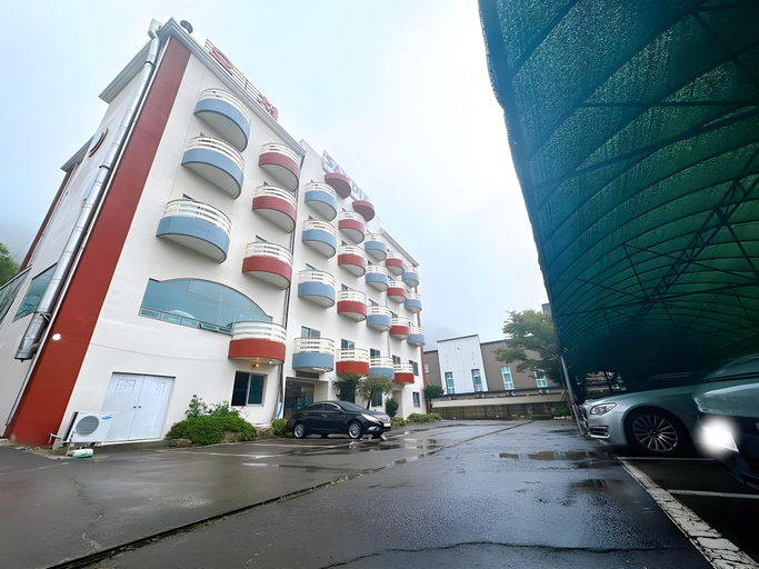Exterior & Views