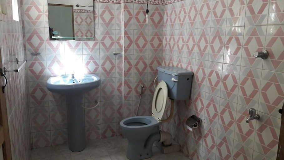 Bathroom 3, Rooms One Five Four, Katana