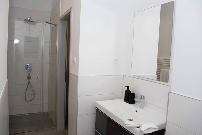 Bathroom 3, Luxury Cozy 2 BDR Downtown Apt.4, Budapesti
