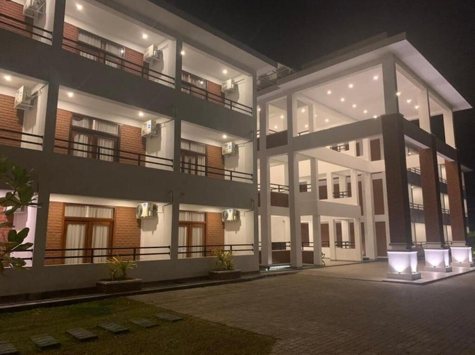 Exterior & Views