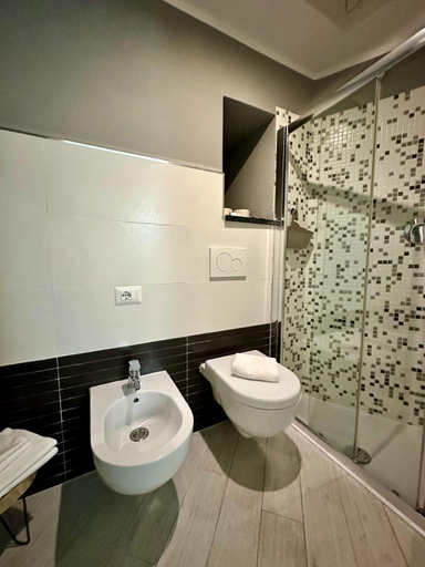 Bathroom 3, Margot, La Spezia