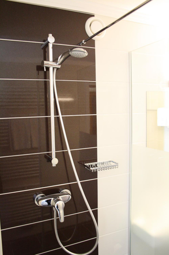 Bedroom 4, Seehotel Ressmann, Villach