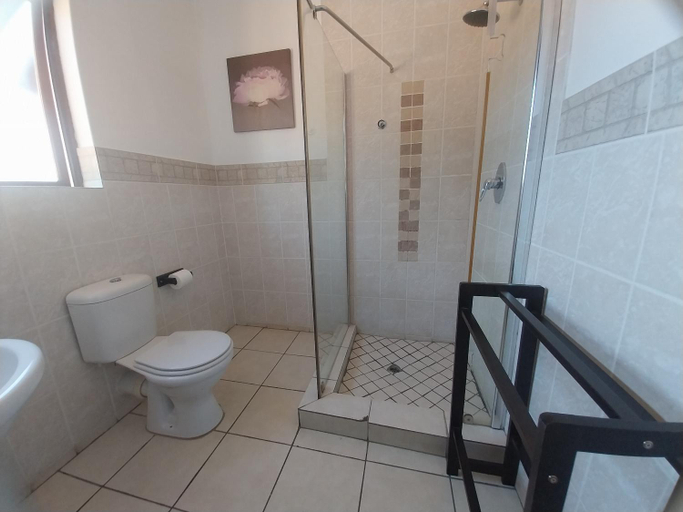 Bathroom, The Bowenite, City of Tshwane