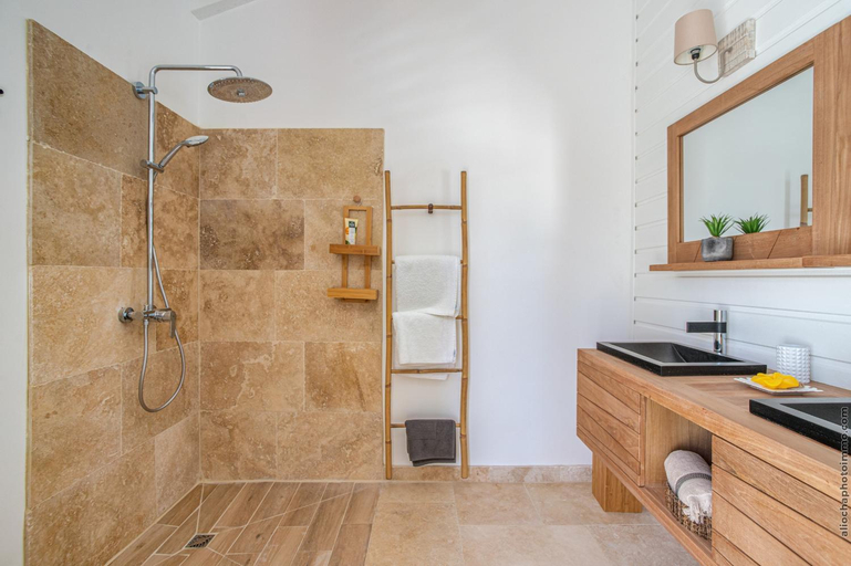 Bathroom 4, La Sirene du Diamant, villa de luxe sur la plage,18 personnes, Le Diamant