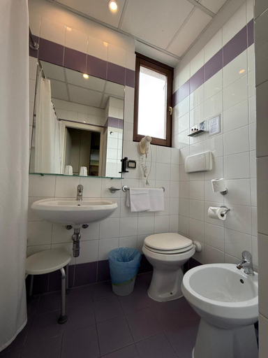 Bathroom 4, Hotel Meridiana, Florence