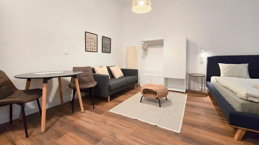 Others 3, Azure Dream Home, Budapesti