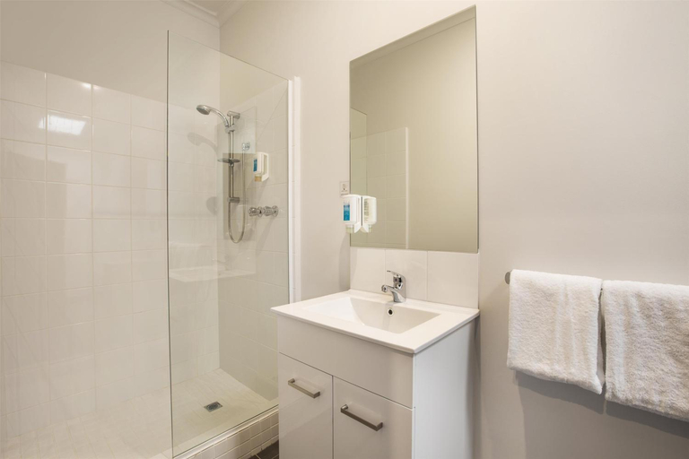 Bathroom 4, Nightcap At St Albans Hotel, Melbourne