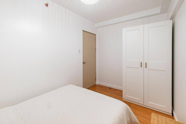 Others 2, Bohemian Inspired 2 Bedroom Inspired Condo with Fast WIFI Near BGC, Taguig