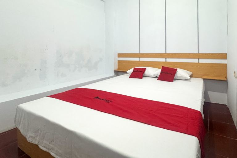 Bedroom 3, RedDoorz Syariah @ Sultana Guest House, Bandung