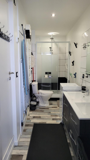 Bathroom 3, Update Location, Morbihan