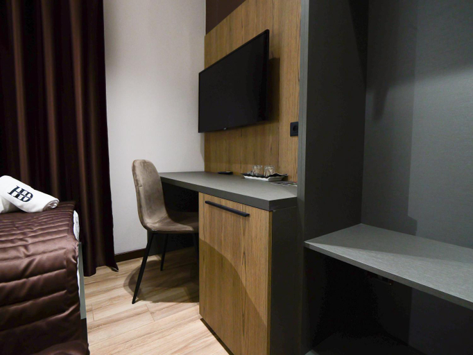 Others 5, Dial Hotel, Elbasanit