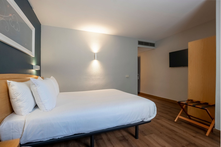Bedroom 2, Travelodge Alicante Puerto, Alicante