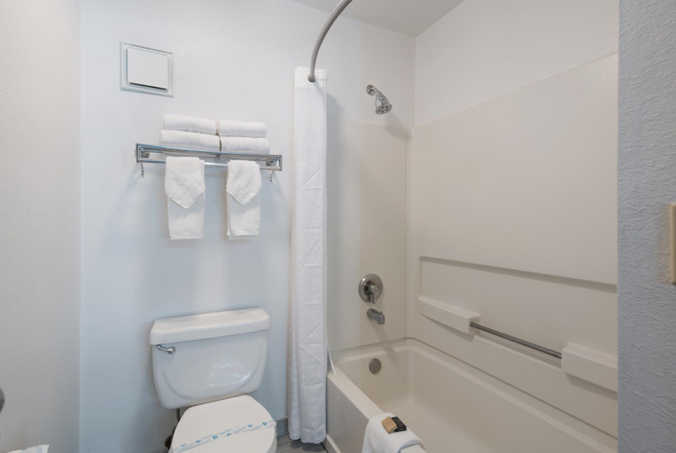 Bathroom 3, Quality Inn & Suites Kennewick Tri-Cities, Benton