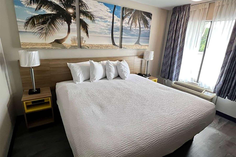Bedroom 2, Days Inn by Wyndham DeFuniak Springs, Walton