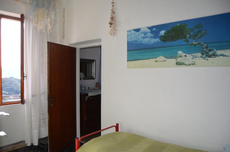 Bedroom 2, LA CASTELLANA Una Finestra sul Mare- Air Conditioned, La Spezia