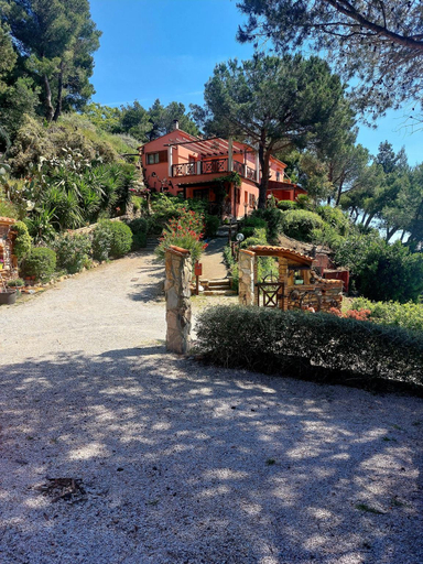 Entrance, two-room apartment with parking space, Livorno