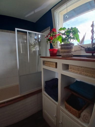 Bathroom 2, Chez Solange et Paul, Landes
