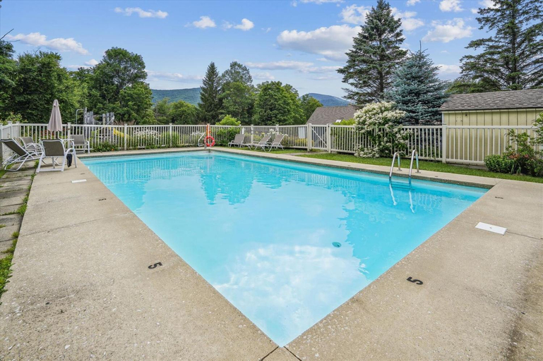 Sport & Beauty 2, Whiffletree D2 3BR Condo with Fireplace, Ski Home, & Shuttle, Rutland