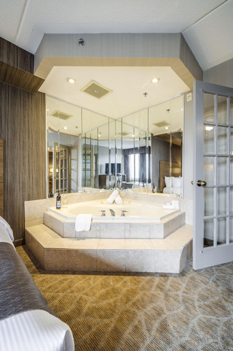 Bathroom 4, Monte Carlo Inn Airport Suites, Peel
