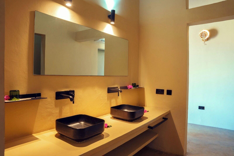 Bathroom 4, Mafia Island Lodge, Mafia