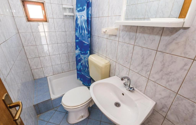 Bathroom 3, Apartmani Leona, Novalja