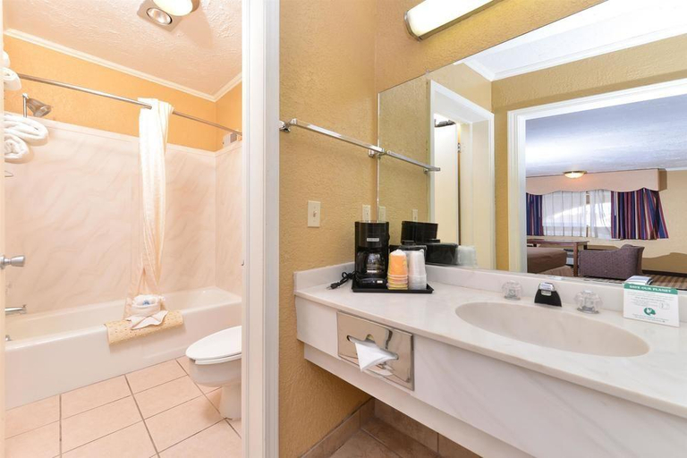 Bathroom 4, Americas Best Value Inn Elk City, Beckham