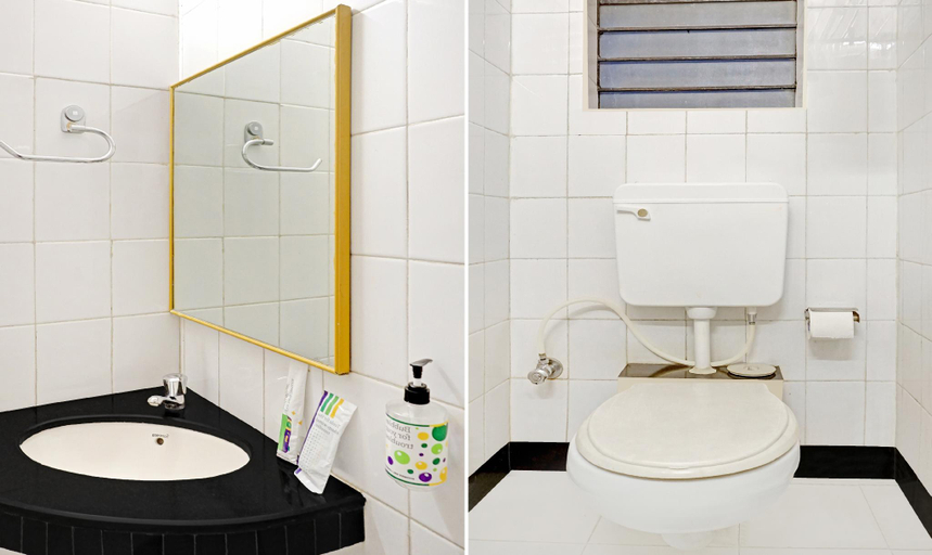 Bathroom, Itsy Hotels Crown Inn, Pune