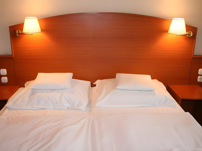 Bedroom 2, Hotel Korona Pension, Budapesti