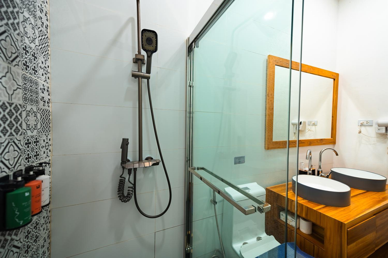 Bathroom 2, Madilao hotel, Luang Prabang