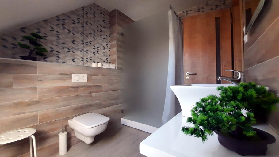 Bathroom 4, Sarokhaz Panzio Inn, Budapesti